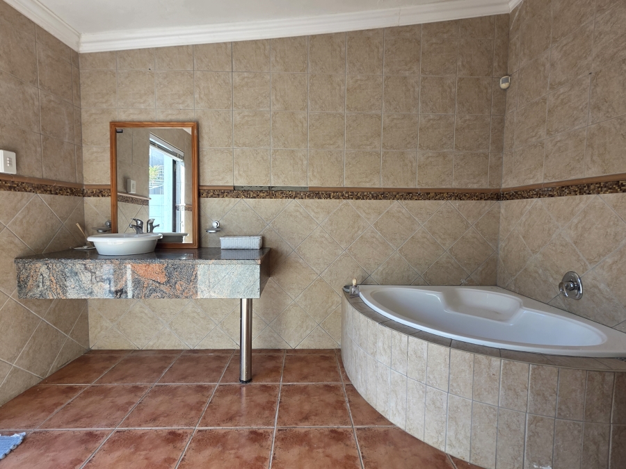 5 Bedroom Property for Sale in Wavecrest Eastern Cape